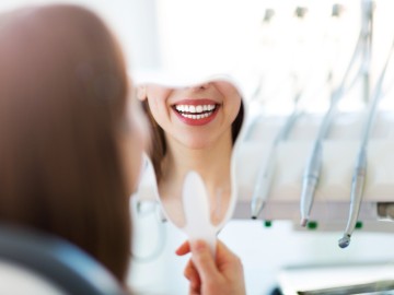 Frau lächelt in Spiegel